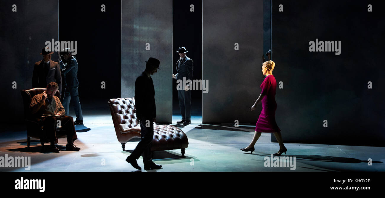 London, Großbritannien. 18. November 2017. Die English National Opera präsentiert Nico Muhly's "Marnie" an der London Coliseum. Sasha Cooke (Marnie), Daniel Okulitch (Mark Rutland), James Laing (Terry Rutland), Lesley Garrett (Frau Rutland), Kathleen Wilkinson (Marnie's Mutter), Diana Montague (Lucy, Nachbar Marnie's Mutter), Alasdair Elliott (Herr Strutt), Eleanor Dennis (Laura Flotte), Matthew Durkan (Malcolm Flotte), Darren Jeffery (Dr. Roman), Alexa Mason (Dawn, die Sekretärin Halcyon Drucken), Charlotte Beament (Schatten Marnie), Kredit: Thomas Bowles/Alamy leben Nachrichten Stockfoto