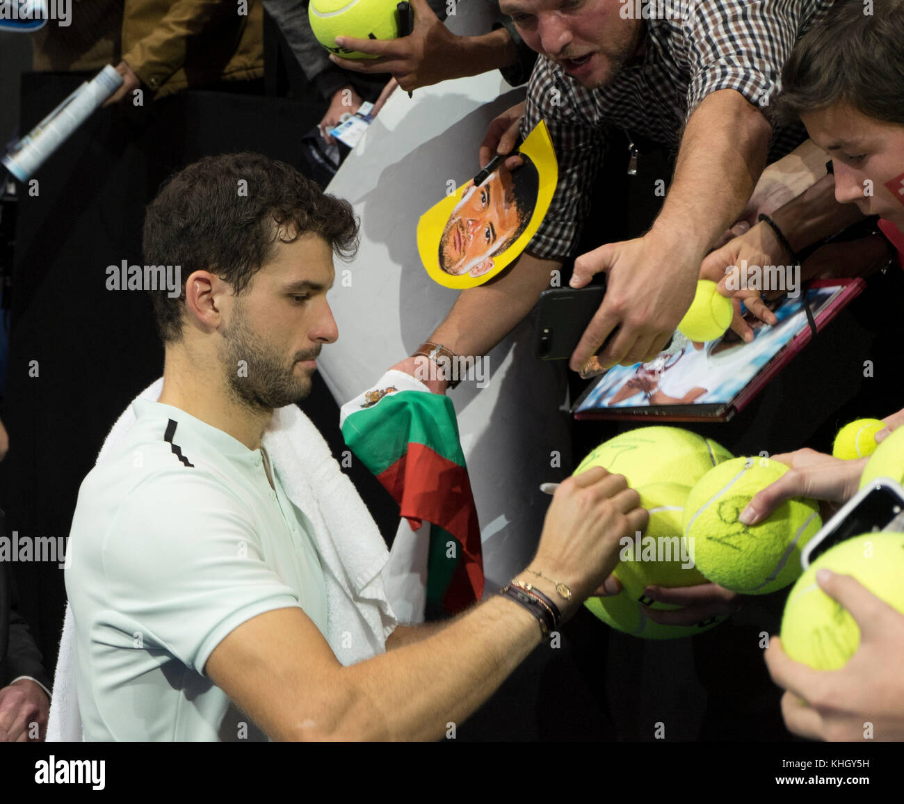 O2, London, Großbritannien. November 2017, 18. Tag 7 des Nitto ATP Finals, zweites Halbfinale im Einzel, Grigor Dimitrov (BUL) gegen Jack Sock (USA), Dimitrov gewann 4-6 6-0 6-3, um das Finale gegen Goffin einzutragen. Dimitrov unterzeichnet Autogramme mit Fans nach seinem Sieg. Quelle: Malcolm Park/Alamy Live News. Stockfoto
