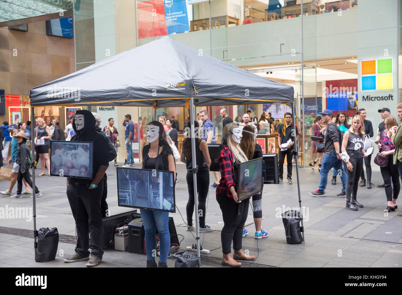 Sydney, Australien. 18. November 2017. Samstag, 18. November 2017. In der Pitt Street Stall Förderung Vegan essen, Leute auf der Stall halten Video Bildschirme Grausamkeit zu Tieren und Vögeln für Fleisch gezüchtet. Quelle: Martin Berry/Alamy leben Nachrichten Stockfoto