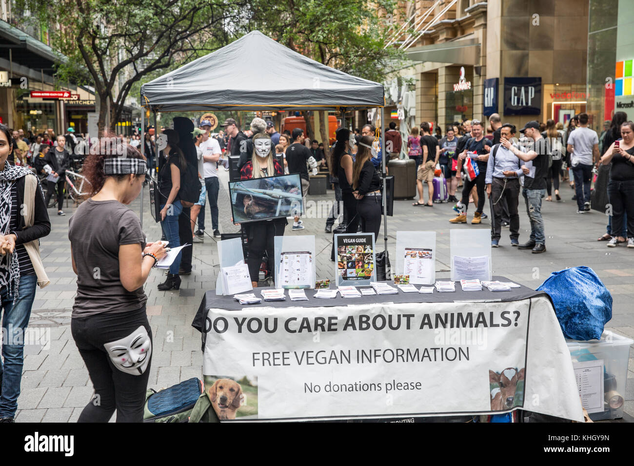 Sydney, Australien. 18. November 2017. Samstag, 18. November 2017. In der Pitt Street Stall Förderung Vegan essen, Leute auf der Stall halten Video Bildschirme Grausamkeit zu Tieren und Vögeln für Fleisch gezüchtet. Quelle: Martin Berry/Alamy leben Nachrichten Stockfoto