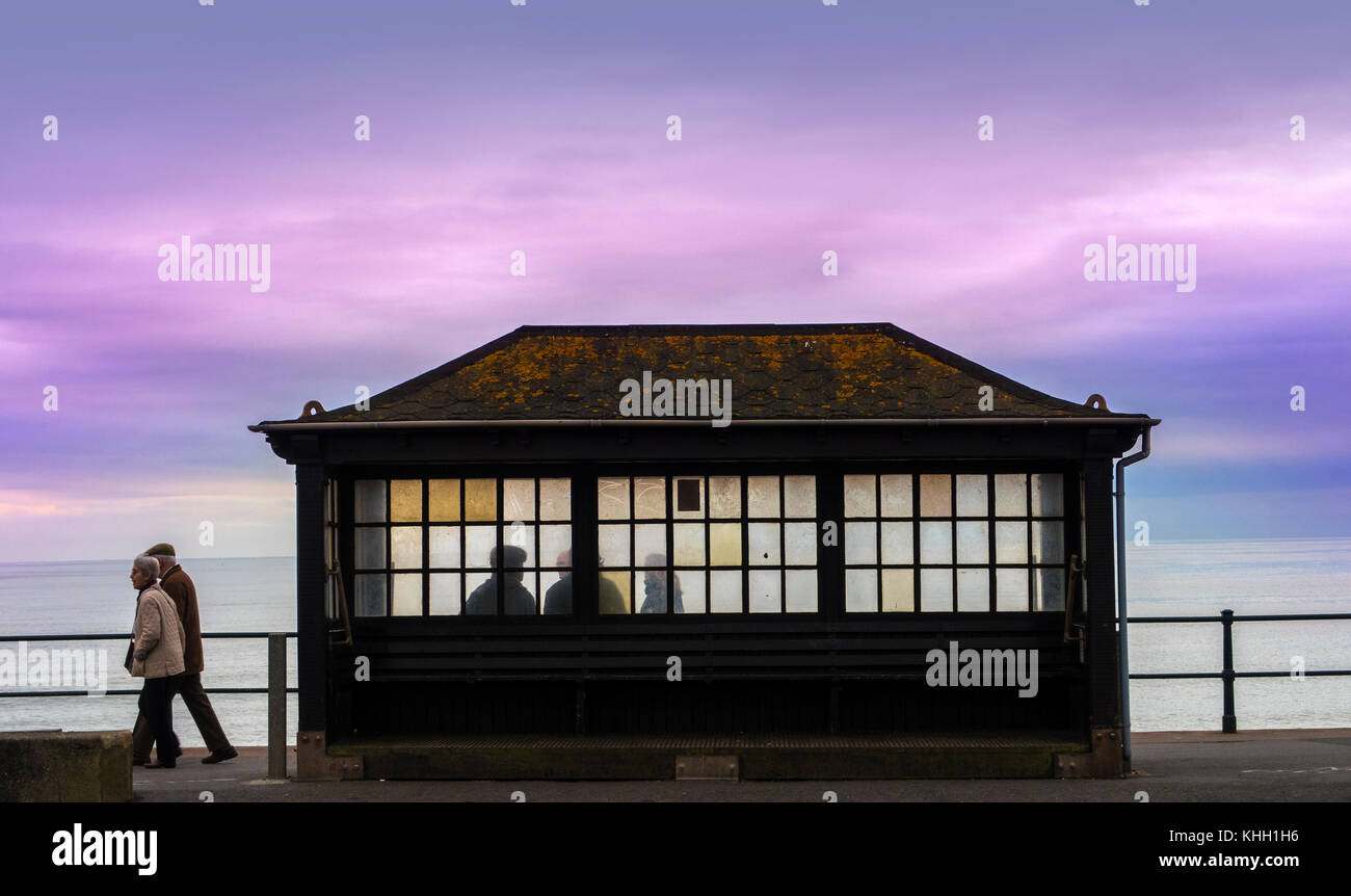 Sidmouth, Großbritannien. 19. November 2017. Leute, die für einen Spaziergang bei Sonnenuntergang über den Ärmelkanal in Honiton, Devon Credit: Foto Central/Alamy leben Nachrichten Stockfoto