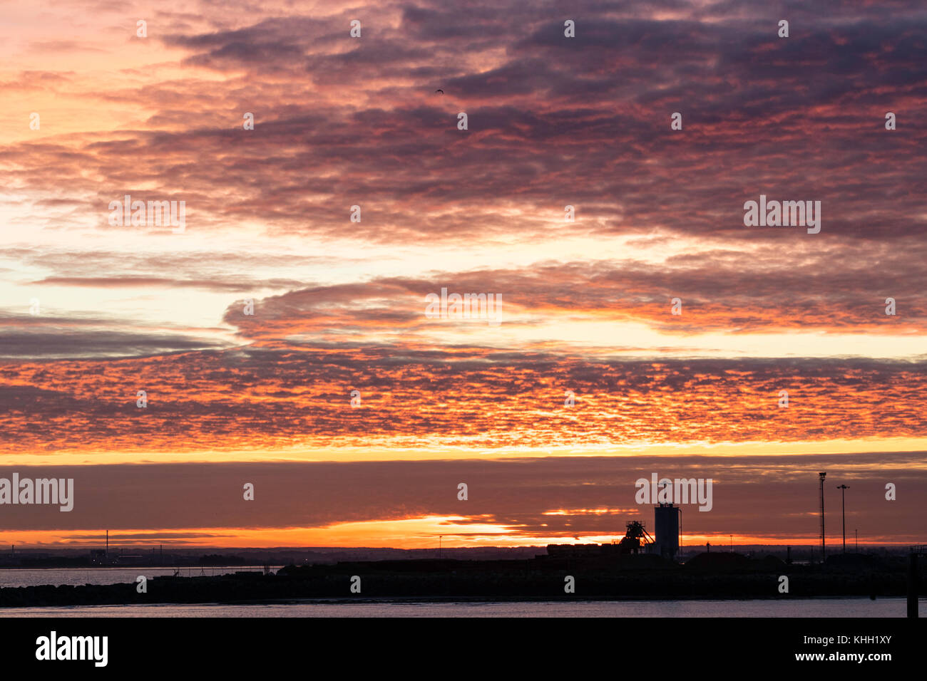 England, Pegwell Bay. Sonnenuntergang über der Bucht. Land gegen die orange sky von der Einstellung nach unten. Wolken leuchten unter so wie Kochen. Stockfoto