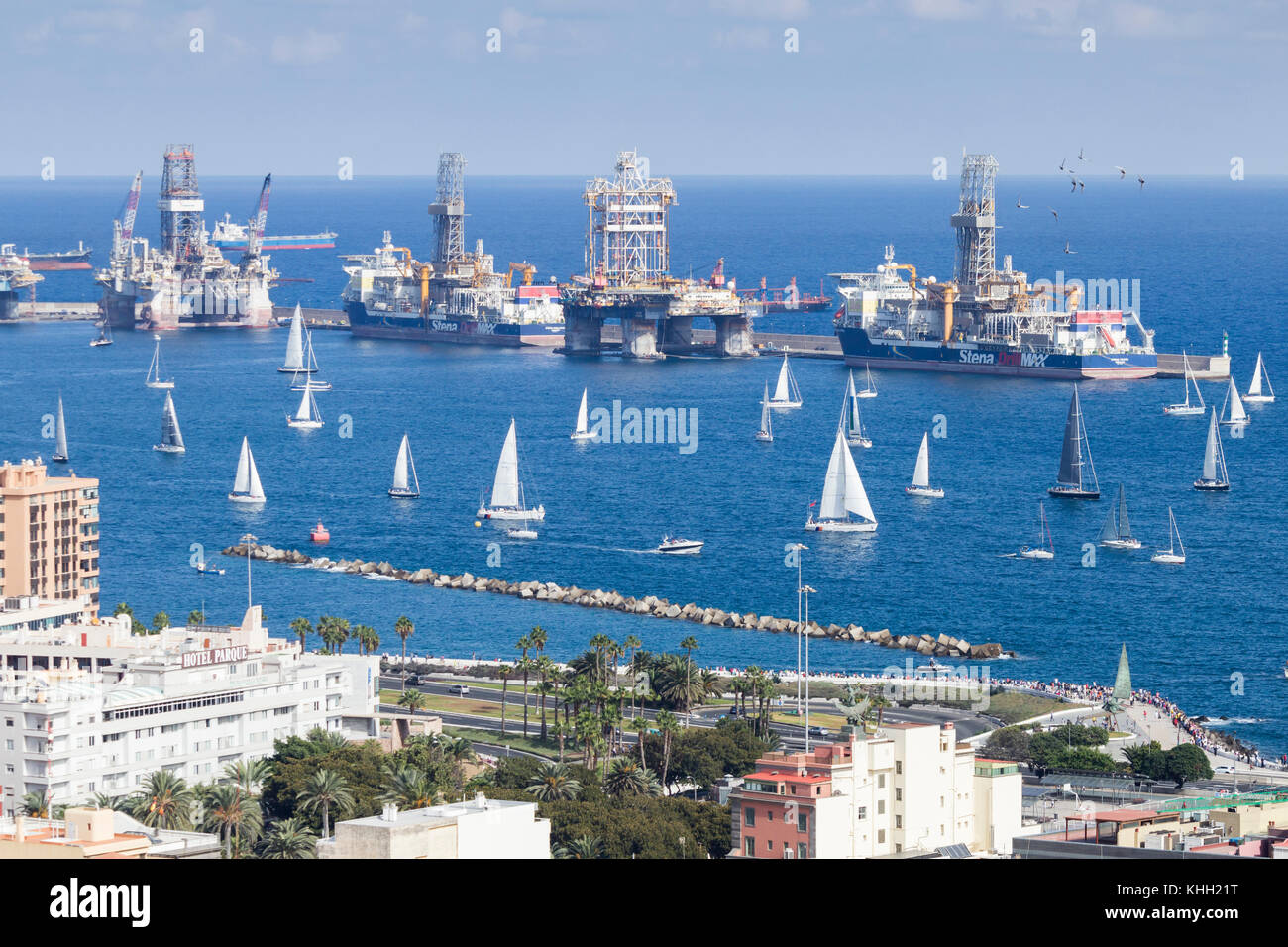 Las Palmas, Gran Canaria, Kanarische Inseln, Spanien. November 2017. Rund 200 Yachten fahren am Hafen von Las Palmas zu Beginn des weltweit größten transocean Segelsports, der ARC (Atlantic Rally for Cruisers), die jetzt im 32. Jahr stattfindet. Das transatlantische Rennen beginnt am 19. November in Las Palmas, Gran Canaria, und endet in Santa Lucia in der Karibik. Quelle: ALAN DAWSON/Alamy Live News Stockfoto