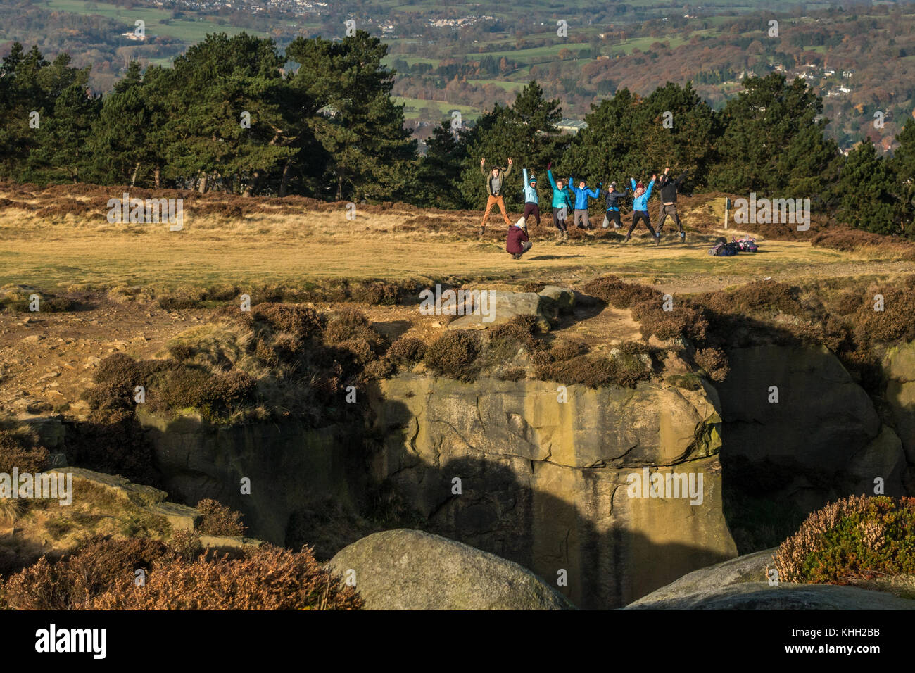 UK Wetter: Ilkley Moor, Wharfedale, West Yorkshire, UK. 19. November 2017. Junge Erwachsene - Gruppe von Freunden springen vor Freude in der schönen kalten und klaren Landschaft sonnenschein Rebecca Cole/Alamy leben Nachrichten Stockfoto