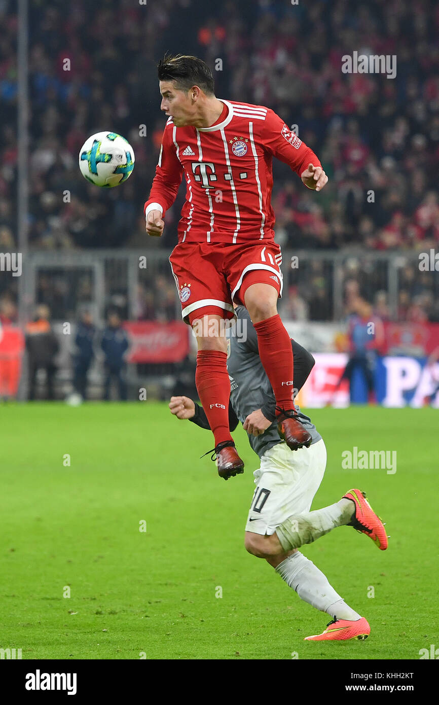 James RODRIGUEZ (FC Bayern München), Aktion, Kopfball. Fußball 1. Bundesliga, 12.Spieltag, Spieltag12, FC Bayern München, n (M)-FC Augsburg (A) 3-0, am 18.11.2017 in München, A L I A N Z A R E N A. |Einsatz weltweit Stockfoto