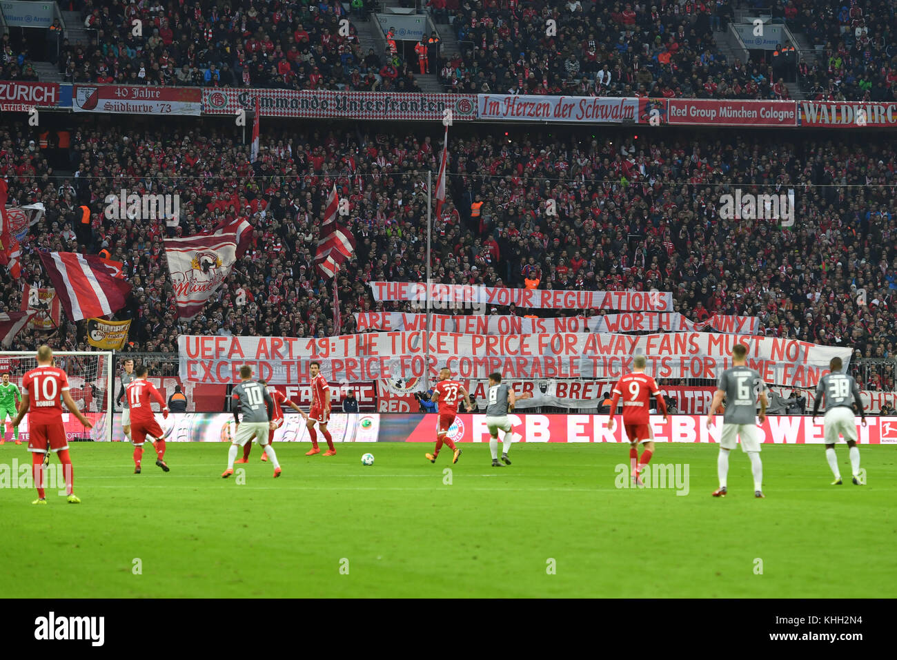 Anti-UEFA-Banner, Transparent im Bayern Fanblock, Fussball 1. Bundesliga, 12.Spieltag, Spieltag12, FC Bayern München (M)-FC Augsburg (A) 3-0, am 18.11.2017 in München, A L I A N Z A R E N A. |Einsatz weltweit Stockfoto