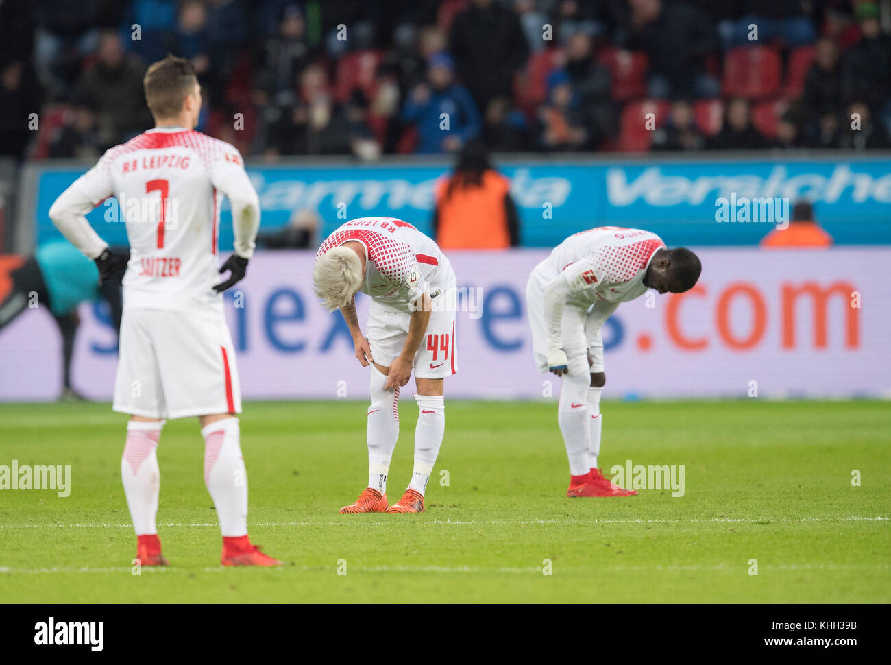 V.R. Naby KEITA (L), Kevin KAMPL (L), Marcel SABITZER (L) enttäuscht Fussball 1. Bundesliga, 12. Spieltag, Bayer 04 Leverkusen (LEV) - RB Leipzig (L) 2:2, am 18.11.2017 in Leverkusen/Deutschland. |Nutzung weltweit Stockfoto