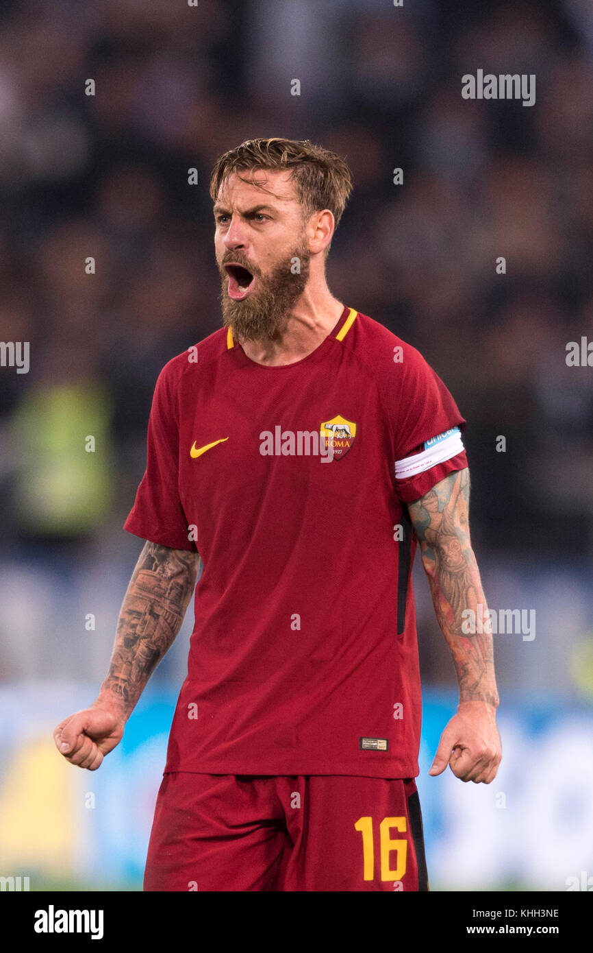 Rom, Italien. November 2017. Daniele de Rossi (Roma) Fußball/Fußball : Daniele de Rossi von Roma feiert nach dem italienischen Spiel der Serie A zwischen AS Roma 2-1 SS Lazio im Stadio Olimpico in Rom, Italien. Quelle: Maurizio Borsari/AFLO/Alamy Live News Stockfoto