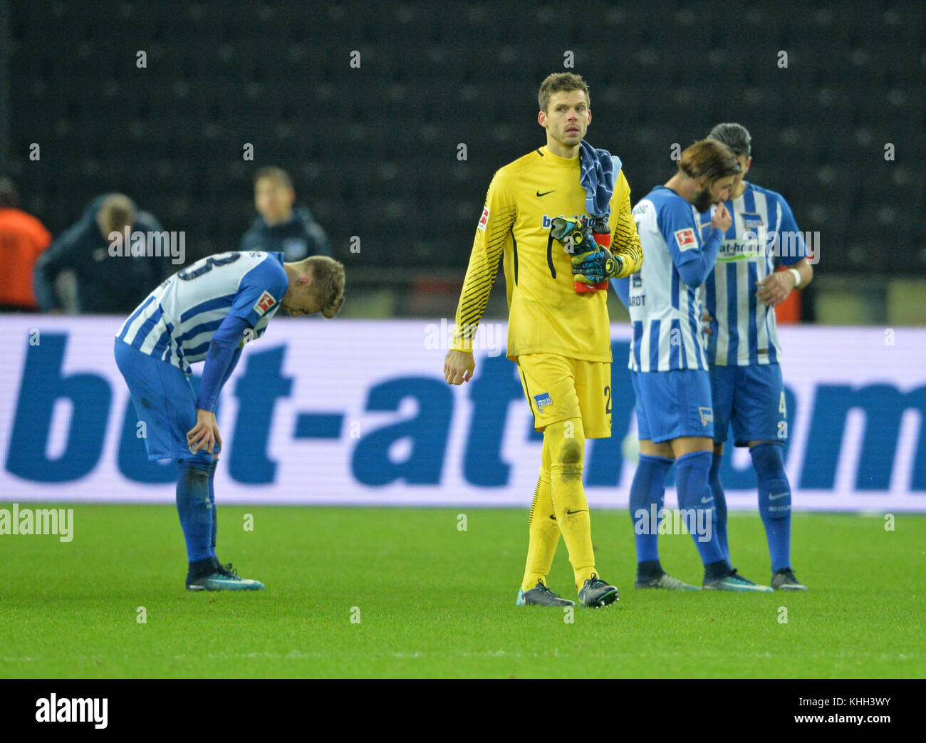 Von links nach rechts: Mitchell WEISER (B), Torwart Rune JARSTEIN (B), Marvin PLATTENHARDT (B), Karim REKIK (B), frustratedriert, Frust, Enttaeuschung, enttäuscht, Niedergeschlagen, Niederlage, Fussball 1. Bundesliga, 12. Spieltag, Hertha BSC Berlin (B) - Borussia Mönchengladbach (MG) 2:4, am 18.11.2017 in Berlin/Deutschland. |Nutzung weltweit Stockfoto