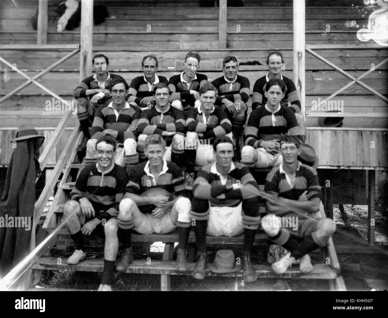 Dieses Foto zeigt das Rugby League-Team aus North Queensland, aufgenommen um 1925. Es zeigt die Teammitglieder in ihren Rugby-Uniformen, die die Region im Sport während dieser Zeit repräsentieren. Stockfoto