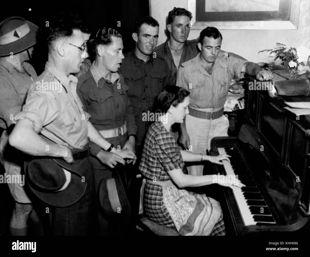 2 129523 Soldaten mit einem singen Song rund um das Klavier, 1939-1945 Stockfoto