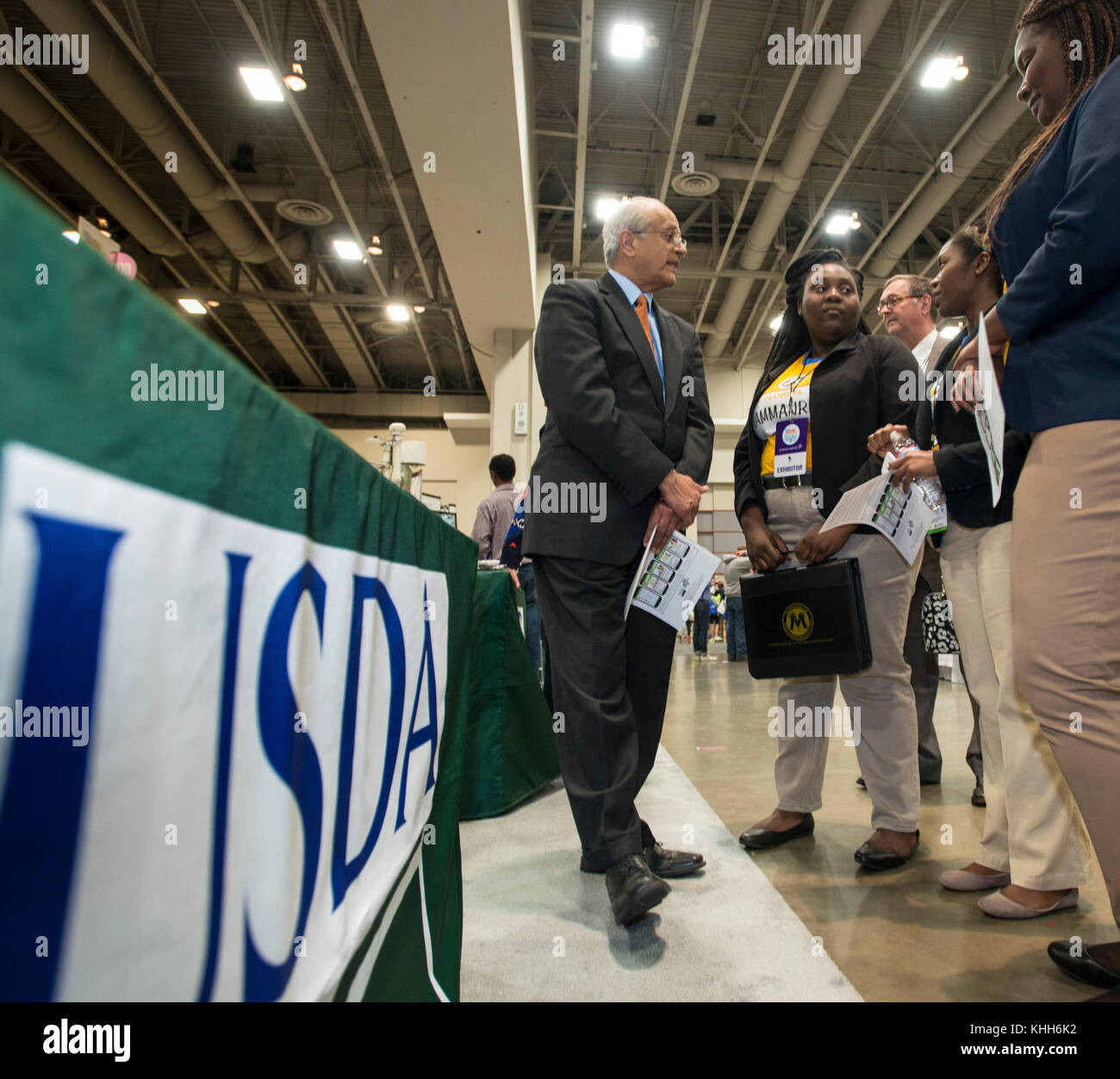 US Department of Agriculture (USDA) National Institute of Food and Agriculture (NIFA) Director Dr. Sonny Ramaswamy besucht Gäste, Teilnehmer und USDA-Partner-Aussteller beim 4. USA Science & amp; Engineering Festival im Walter E. Washington Convention Center, Washington D.C, am Freitag, 15. April 2016. NIFA stellt Mittel bereit, um transformative Entdeckungen, Bildung und Engagement zu katalysieren, um gesellschaftliche Herausforderungen zu lösen. Dr. Ramaswamy hatte eine Reihe von akademischen Positionen, einschließlich: dekan des Oregon State College of Agricultural Sciences; Direktor von Purdue's Agricultural Researc Stockfoto