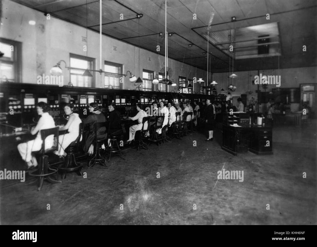 Dieses Bild zeigt Telefonistinnen und Telefonistinnen an der Haupttelefonzentrale in Brisbane im Jahr 1929, die einen wichtigen Moment in der Geschichte der Telekommunikation festhalten. Sie veranschaulicht die Rolle der Telefonbetreiber bei der Vermittlung von Ferngesprächen in den Anfängen des Telefondienstes. Stockfoto