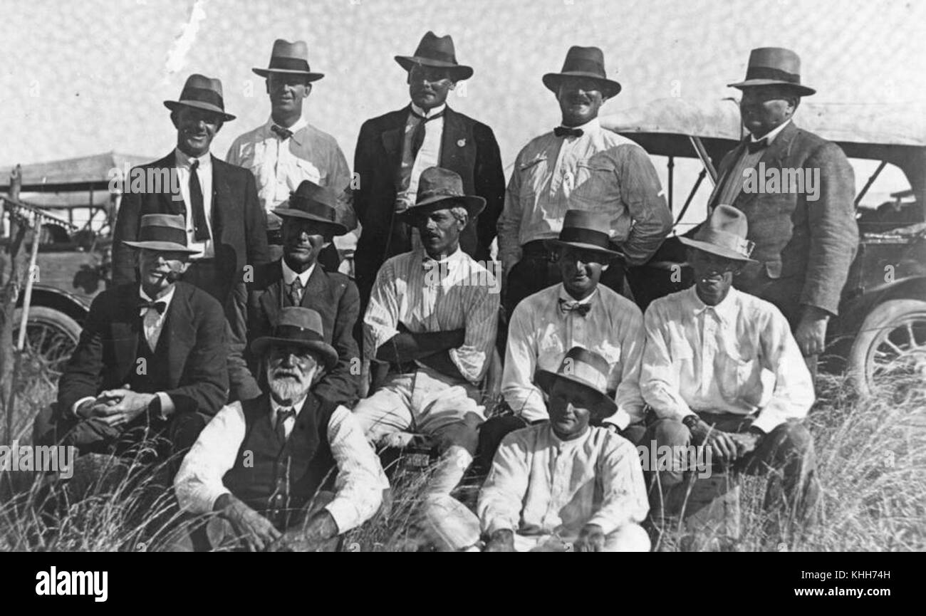 Das Western Picnic Races Gründungskomitee, gegründet 1921 in Winton, Queensland, spielte eine Schlüsselrolle bei der Organisation lokaler Sportveranstaltungen und der Förderung des Engagements der Gemeinschaft. Dieser historische Moment verdeutlicht die Bedeutung ländlicher Rennen in der australischen Kultur. Stockfoto