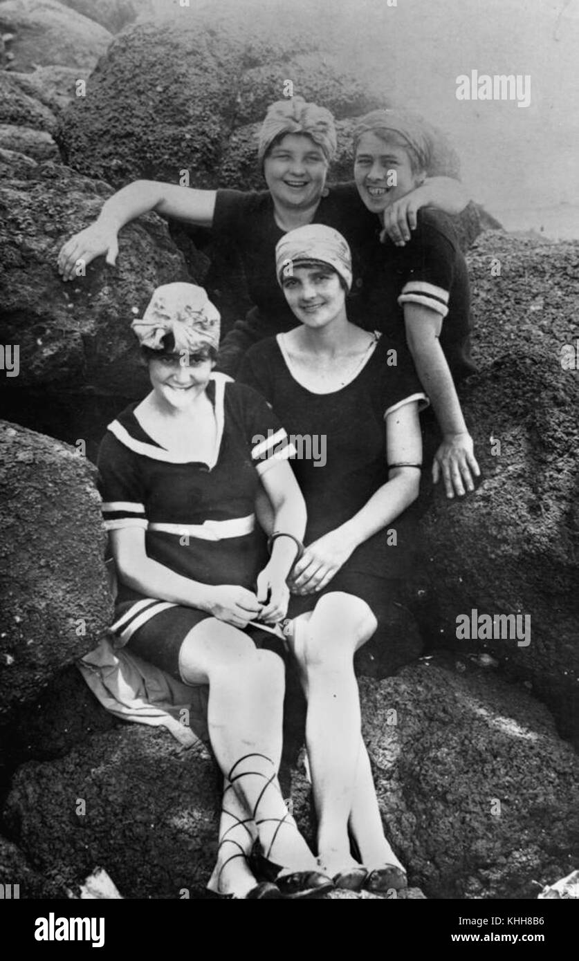 1 80287 Gruppe von Frauen, die in ihrer Badekleidung auf den Felsen posiert in Tweed Heads, 1920-1930 Stockfoto