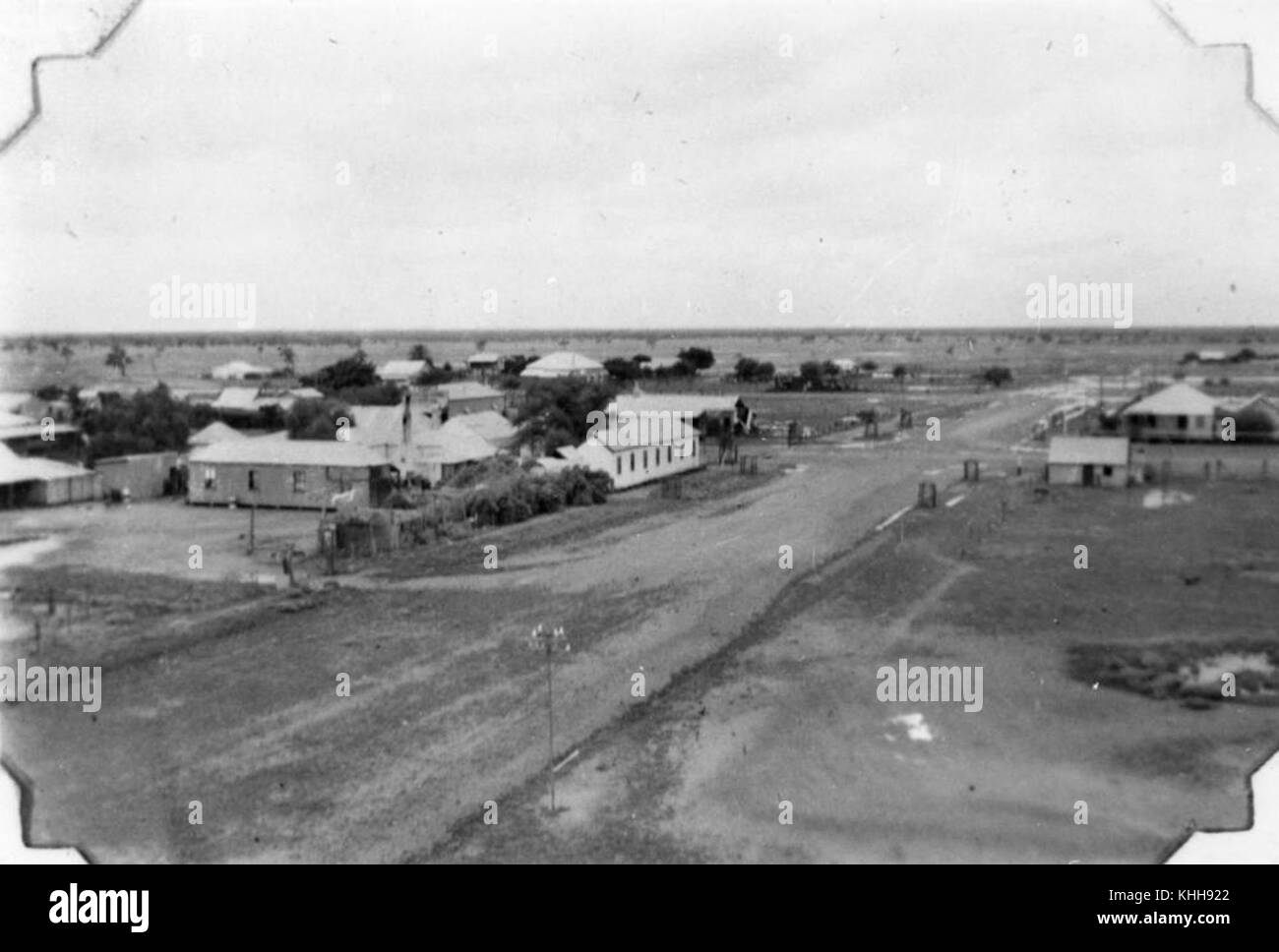2 163343 erhöht, die den Ausblick auf die Stadt Jundah, Queensland, 1950 Stockfoto