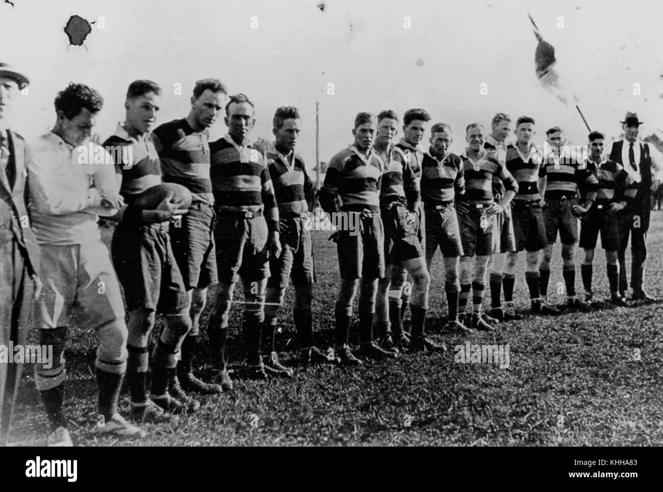 Dieses Foto zeigt das Kilcoy Rugby League Football Team von 1927 und zeigt die Spieler und Mitarbeiter dieser regionalen australischen Mannschaft während eines bedeutenden Jahres in ihrer Geschichte. Stockfoto