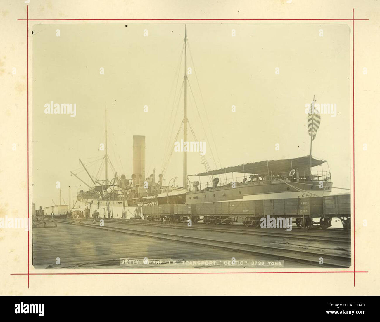 Das amerikanische Transportschiff Celtic wird an der Jetty Wharf in Townville vor Anker gebracht. Dieses Foto beleuchtet die Größe des Schiffes und die Bedeutung des Seeverkehrs im frühen 20. Jahrhundert. Stockfoto