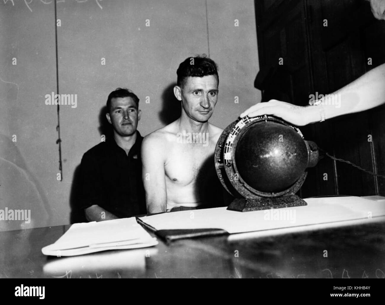 Dieses Foto zeigt einen medizinischen Test für Rekruten der Royal Australian Air Force (RAAF) in Brisbane um 1940. Er hebt den Prozess der Bewertung möglicher Rekruten für den Militärdienst während des Zweiten Weltkriegs hervor Stockfoto