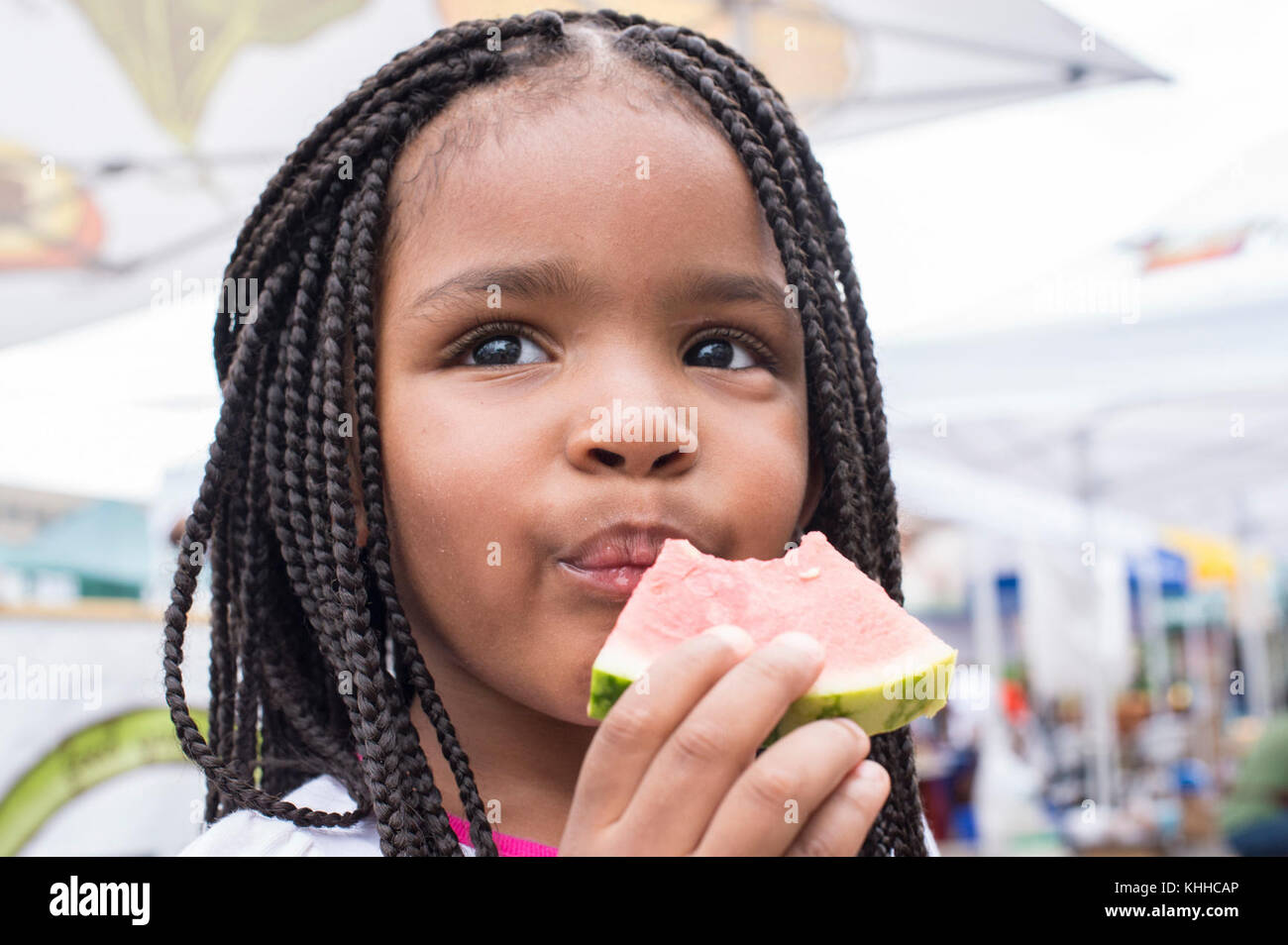 Liah Montgomery (3) genießt ein Stück Wassermelone im VegU-Zelt des U.S. Department of Agriculture (USDA) Farmers Market, wo am Freitag, dem 15. Juli 2016, in Washington, D.C. eine Rezeptvorführung einer Wassermelone, Gurke und Basil Salad stattfinden wird. USDA Photo by Lance Cheung. --------------------- Ergibt 4 bis 6 Portionen Zubereitungszeit: 15 Minuten Kochzeit: 0 Minuten Gesamtdauer: 15 Minuten 6 Tassen Wassermelone 1 Tasse Gurke 2 El rote Zwiebel 1 El Rotweinessig 2 TL Olivenöl 2 El Basilikumblätter Salz und Pfeffer, nach Geschmack 1. Aussen von Wassermelone schrubben und trocknen lassen. Schneiden Sie das Fruchtfleisch int Stockfoto