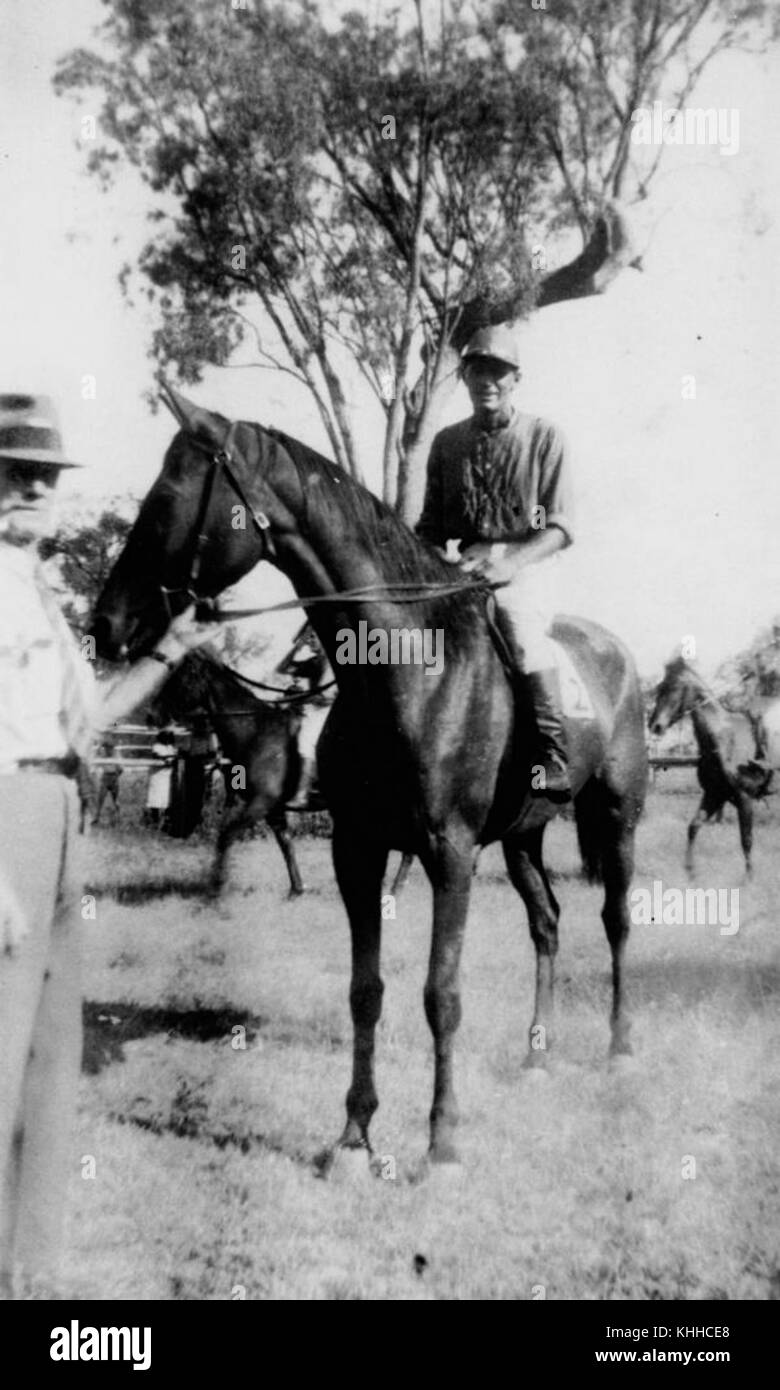 2 195311 Jockey, Bill Price, Reiten auf Duaringa Rennen, Ca. 1940 s Stockfoto