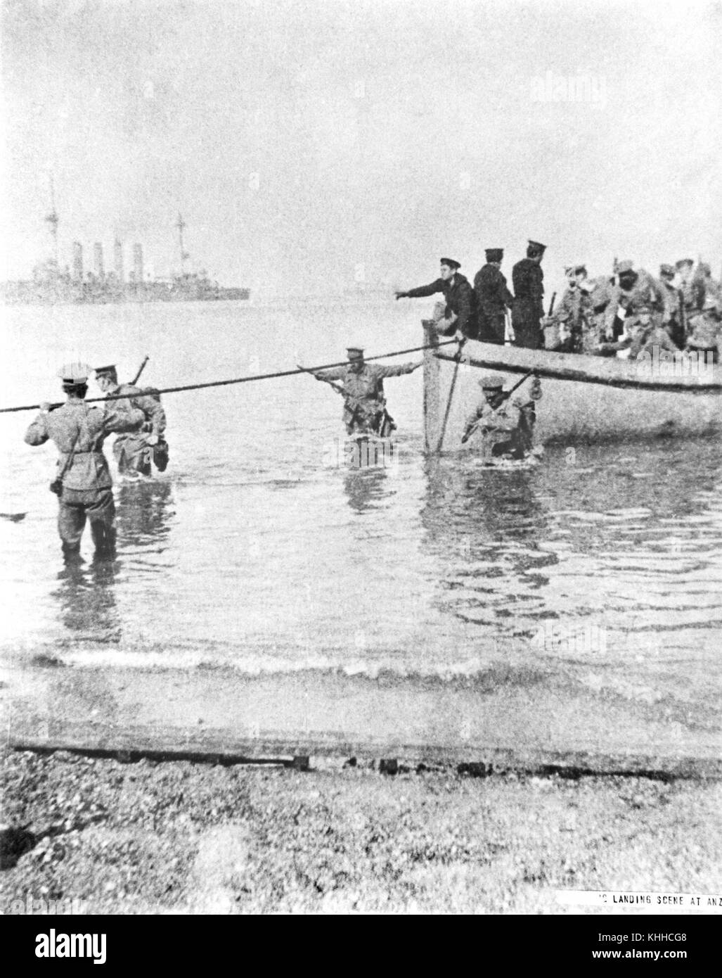 Truppen von Bord gehen am Strand, 25. April 1915 Stockfoto