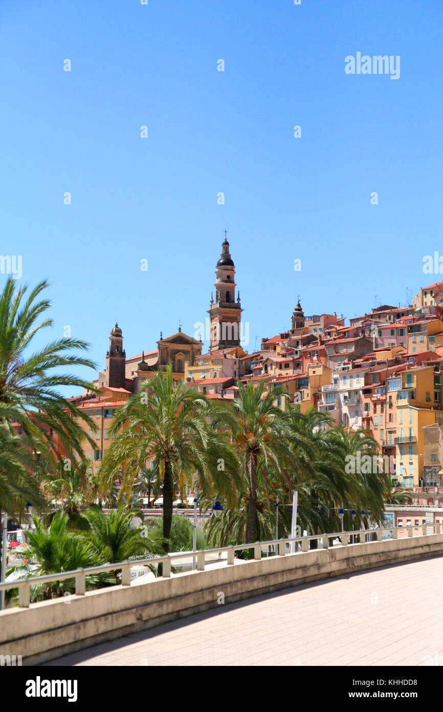 Die bunten Küstenstadt Menton im Süden von Frankreich aus dem Baum gesehen gesäumten Promenade. Stockfoto