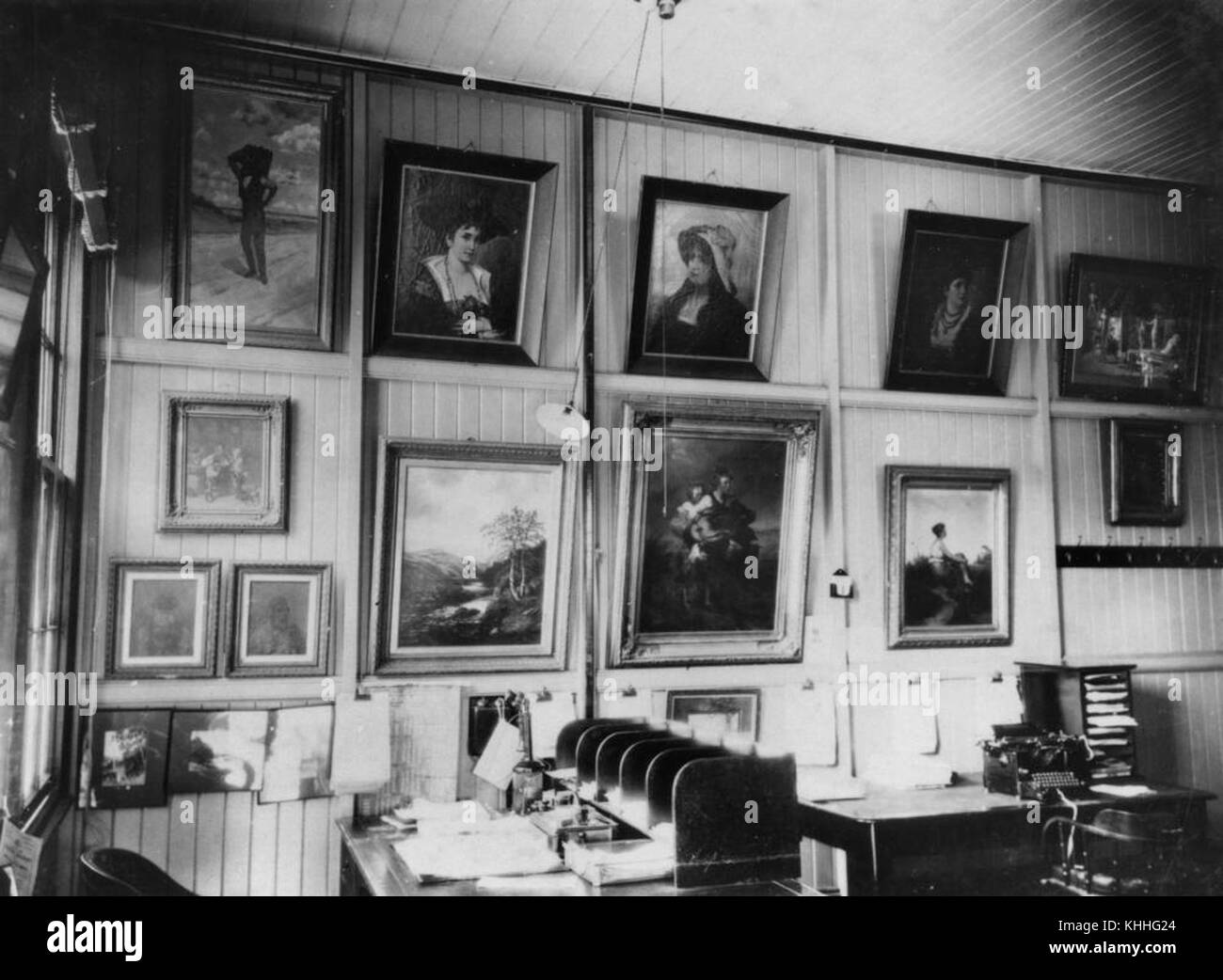 2 199847 Bilder hängen an der Wand des Büros des Bezirk Inspector in Maryborough, 1927 Stockfoto