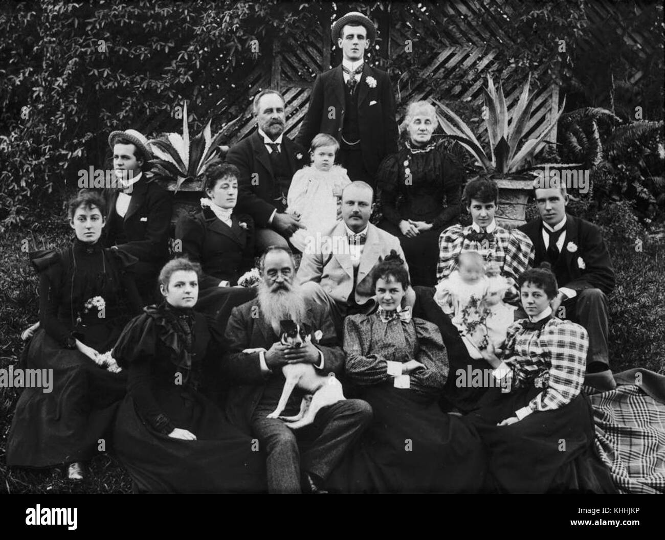 Dieses Bild zeigt Montague und Henry Stanley zusammen mit ihren Familien. Es repräsentiert zwei bedeutende historische Familien, wahrscheinlich in einem Familienbild oder Porträt aus dem späten 19. Oder frühen 20. Jahrhundert. Stockfoto