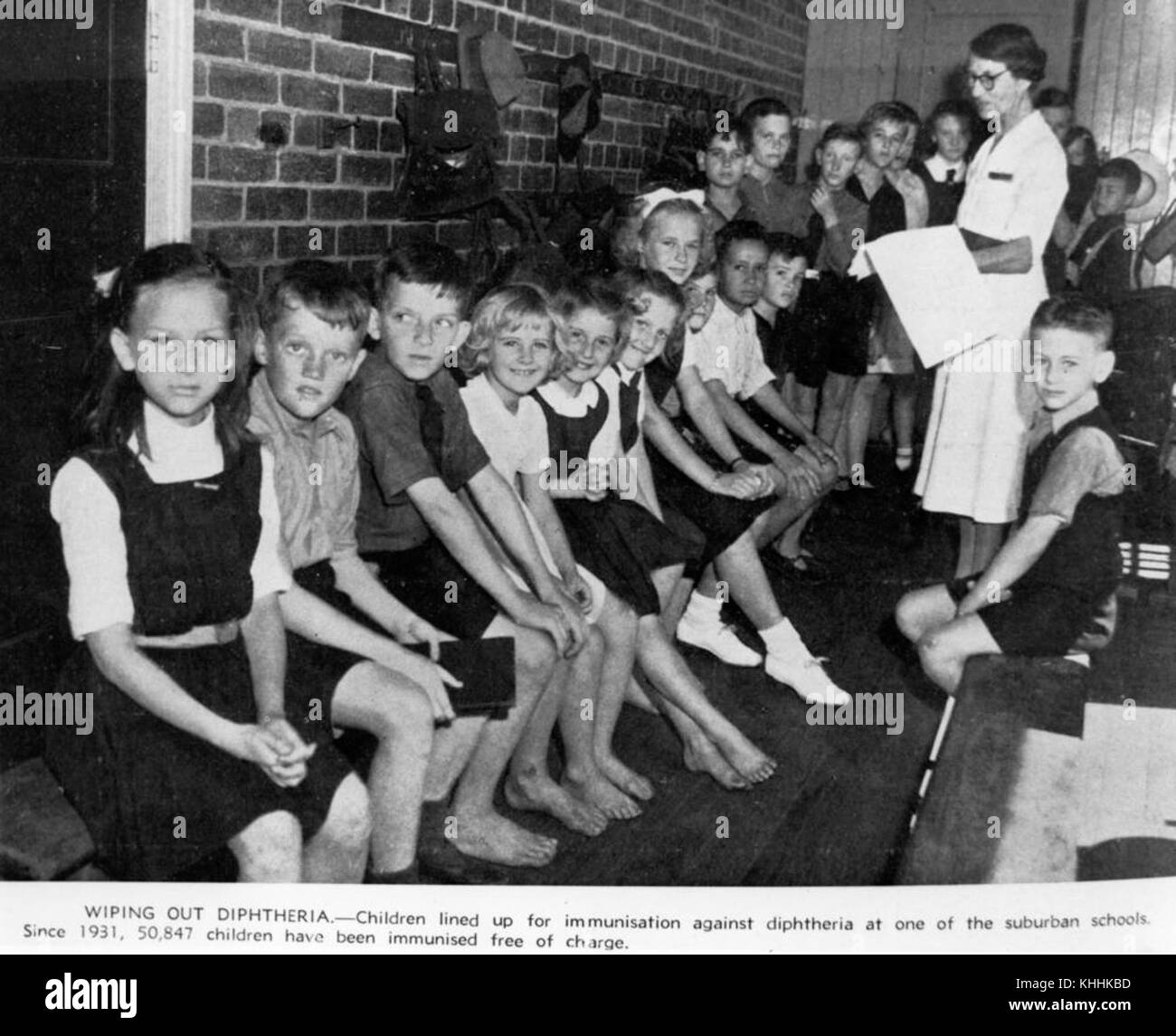 2 166943 Brisbane Schulkinder warten gegen Diphtherie geimpft werden, 1943 Stockfoto