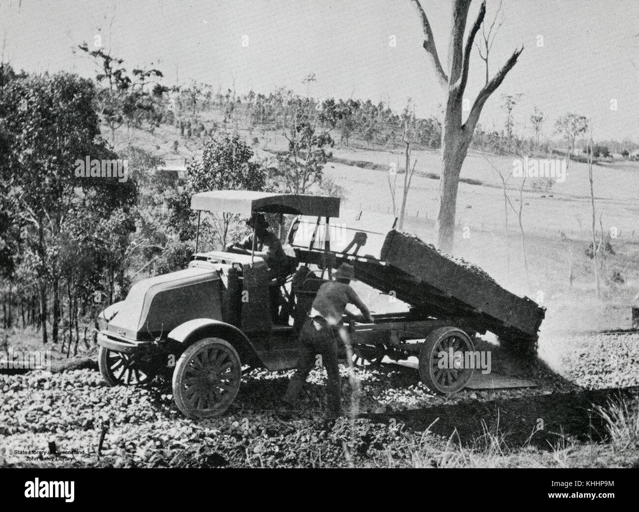 2 114140 Bau von Straßen mit einem Fahrzeug, Ca. 1910-1920 Stockfoto