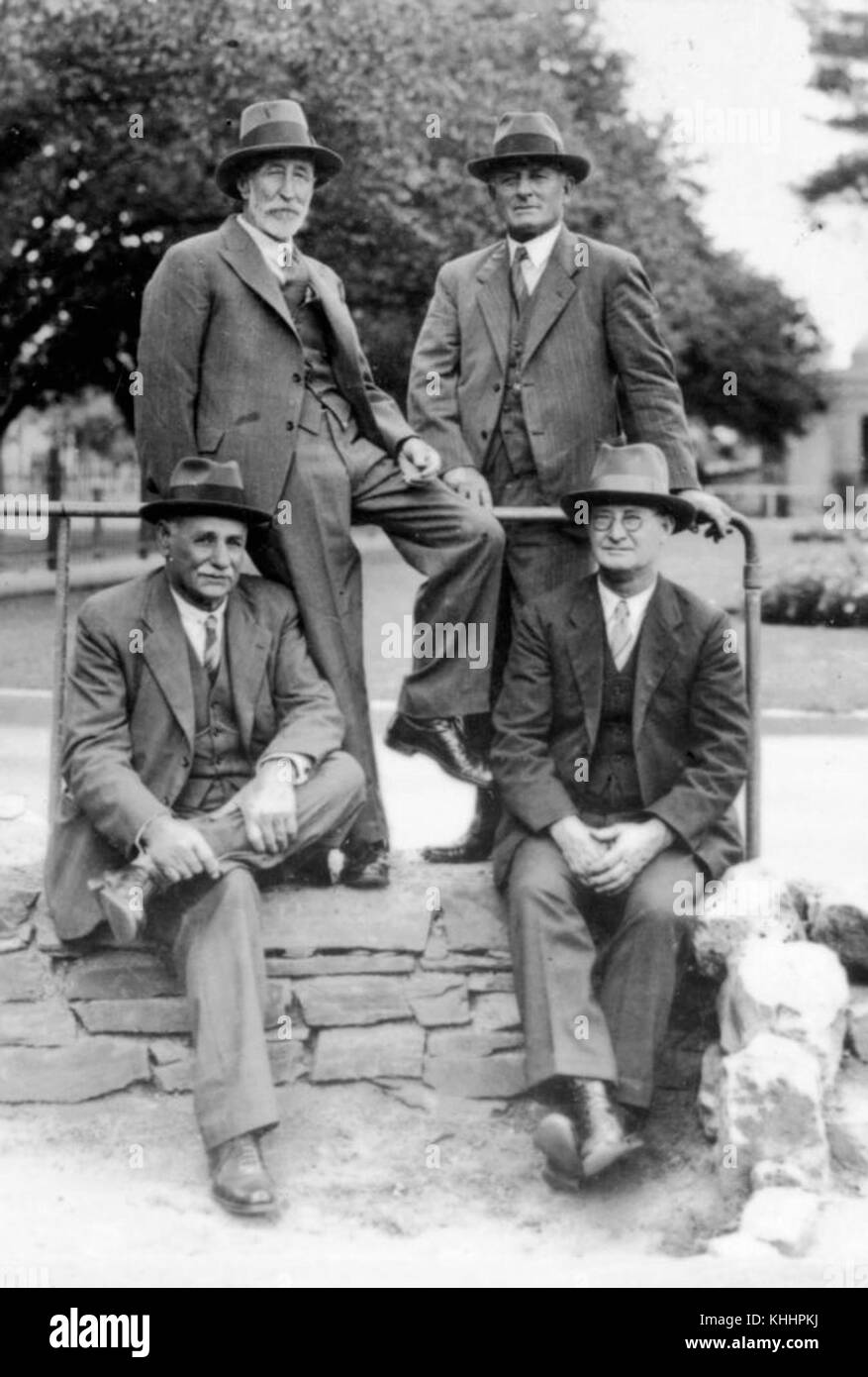 Dieses Bild zeigt Charaktere aus dem 1933 erschienenen Buch „We of the Never“ von Aeneas Gunn. Der Roman erzählt die Geschichte des Lebens im australischen Outback und konzentriert sich auf die Kämpfe und Erfahrungen seiner Charaktere in einer abgelegenen Umgebung. Stockfoto