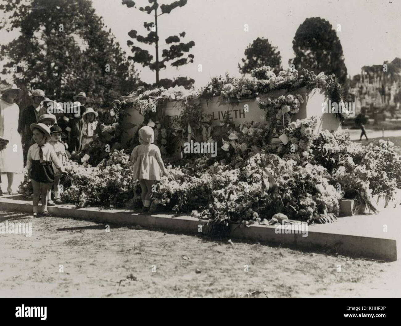 2 254828 kleine Kinder an Kränze am Denkmal am Anzac Day, Toowong Cemetery, Brisbane, 1924 festgelegten suchen Stockfoto