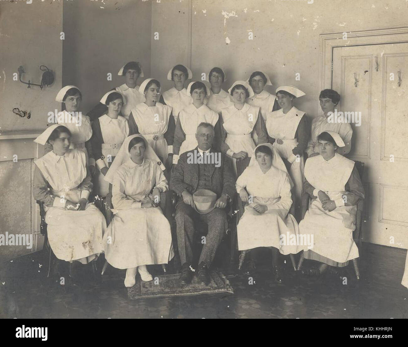 2 253403 Pflegepersonal abgebildet mit Dr. Jackson St. Helen's Methodist Hospital, South Brisbane, 1918 Stockfoto