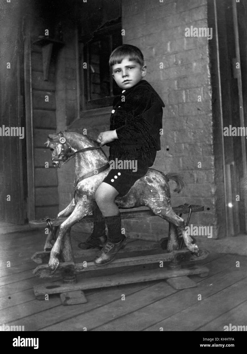 2 167807 Junge auf einem Schaukelpferd, 1900-1910 Stockfotografie - Alamy