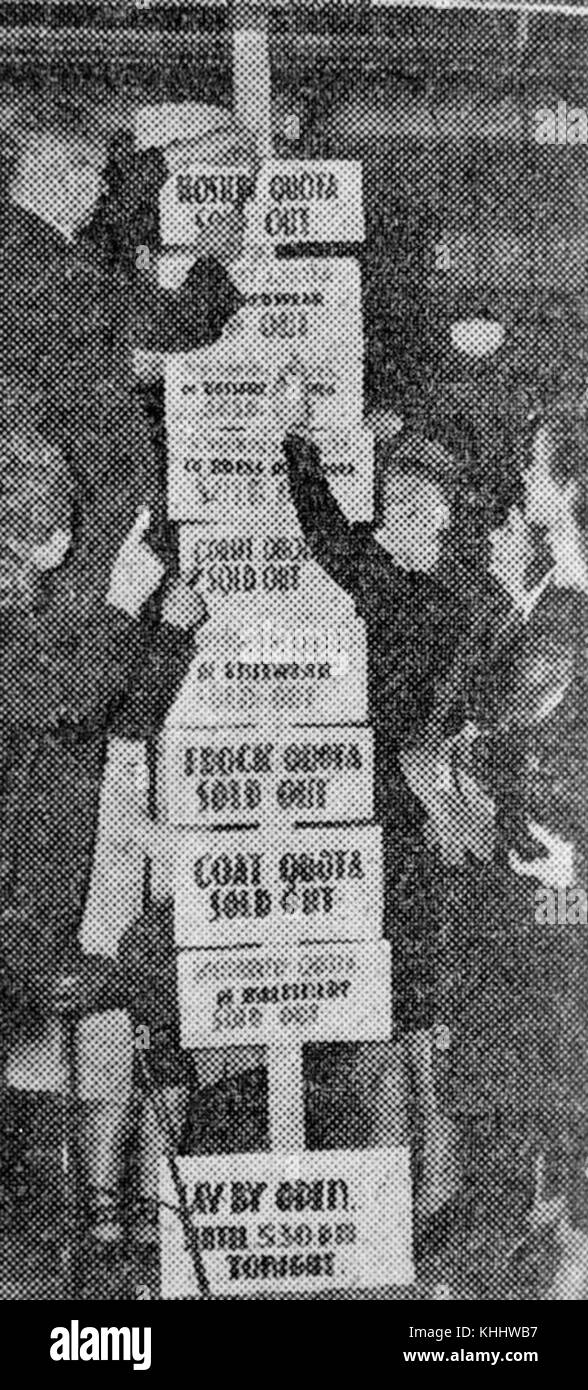 Dieses Foto zeigt das Rationierungssystem in Queensland, Australien, 1942 während des Zweiten Weltkriegs. Es gibt einen Einblick in die zivilen Bemühungen und Beschränkungen, die während des Krieges auferlegt wurden und die Kriegswirtschaft widerspiegeln. Stockfoto