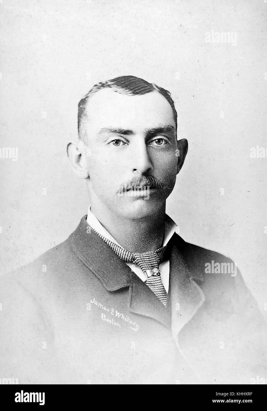 Brustbild von Jim Whitney, rechtshändige Pitcher über Teile von zehn Jahreszeiten (18811890) mit der Boston Red Caps/Beaneaters, Kansas City Cowboys, Washington Nationals, Indianapolis Hoosiers und Philadelphia Athletics, nationalen Liga ausstreichen Meister 1883 mit dem Boston Beaneaters, in Anzug und Krawatte, Fotografie von CC Randall, Detroit, Michigan, 1900. Von der New York Public Library. Stockfoto