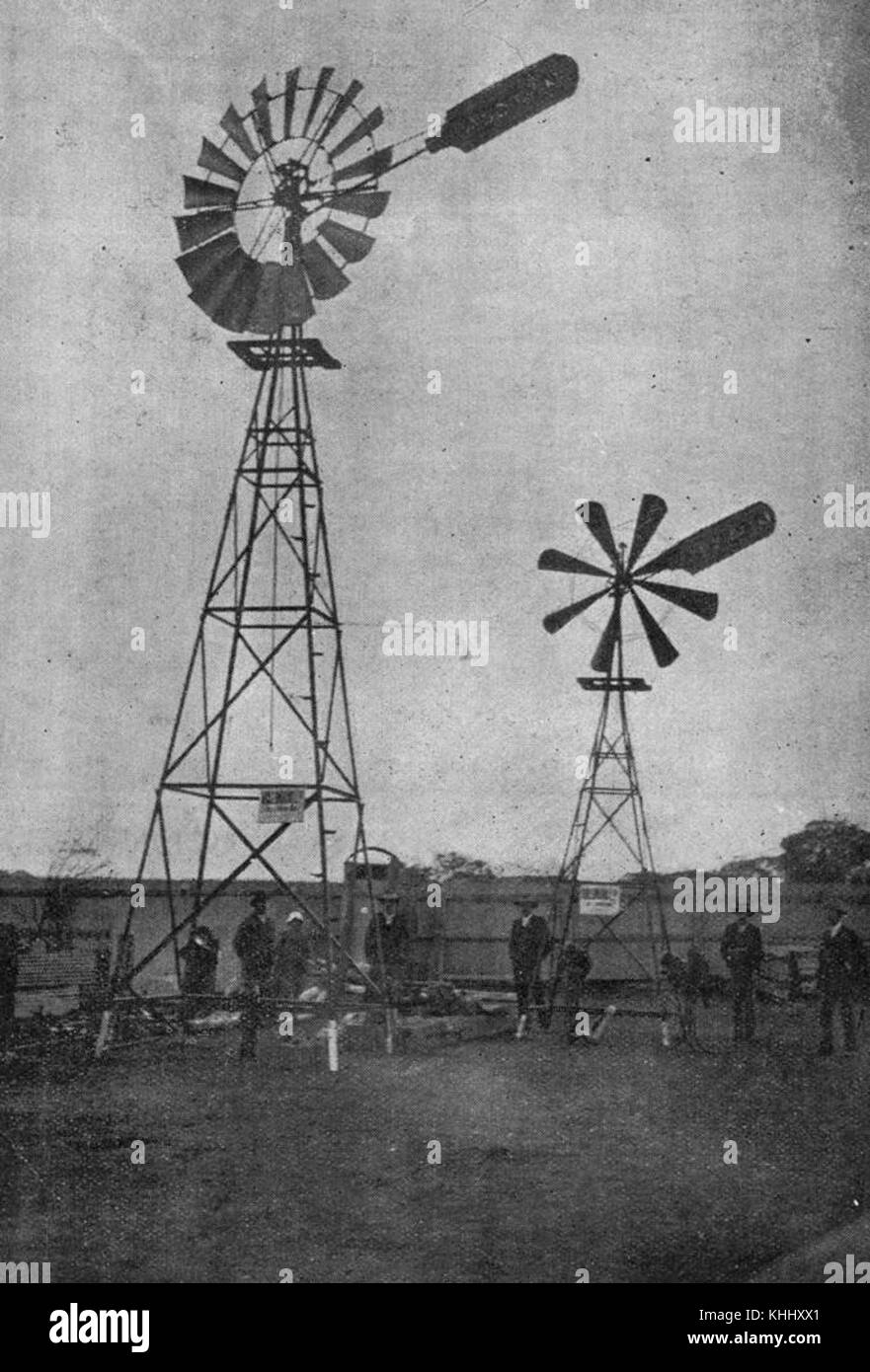Windmühlen, die von Hollimans Limited 1905 auf der Charters Towers Show gezeigt wurden, zeigen den technologischen Fortschritt und die industriellen Exponate des frühen 20. Jahrhunderts. Stockfoto