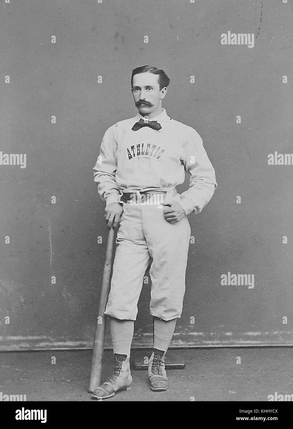 Ein fotografisches Portrait von Wes fisler tragen ein Philadelphia athletics Uniform, er ist lässig lehnte sich auf eine Fledermaus vor einer Basis, die er als erste Basisspieler und zweiten Basisspieler während seiner Jahreszeit 10 professionelle Karriere gespielt, er ist mit dem Schlagen der erste Lauf in der Major League Baseball Geschichte, 1874 gutgeschrieben. Von der New York Public Library. Stockfoto
