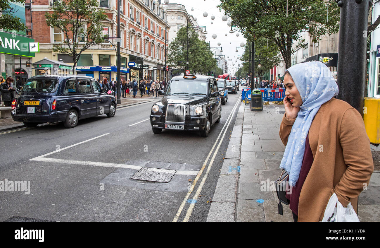 Muslimische Frau Kreuzung Oxford Street London Stockfoto