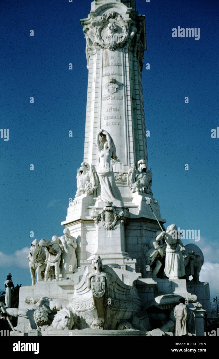 Ein Statut in der Ehre des Marques de Pombal gebaut, er war der Premierminister, der für den Wiederaufbau von Lissabon verantwortlich war nach dem großen Erdbeben von 1755, die Zahlen auf der Basis der politischen, landwirtschaftlichen darstellen, und pädagogische Reformen durch den Premierminister, Lissabon, Portugal, 1961 überwacht. Stockfoto