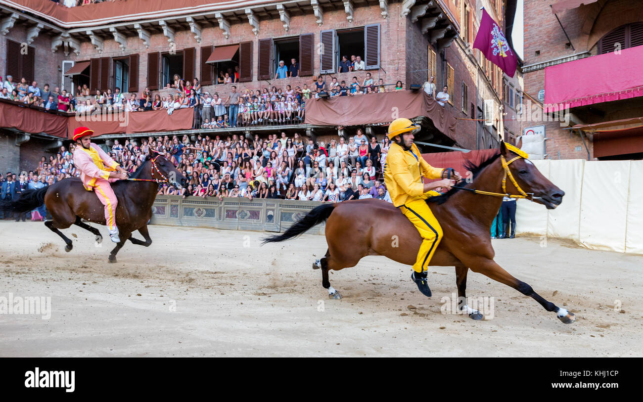 Das Palio di Siena Pferderennen auf der Piazza del Campo in Siena, Toskana, Italien Stockfoto
