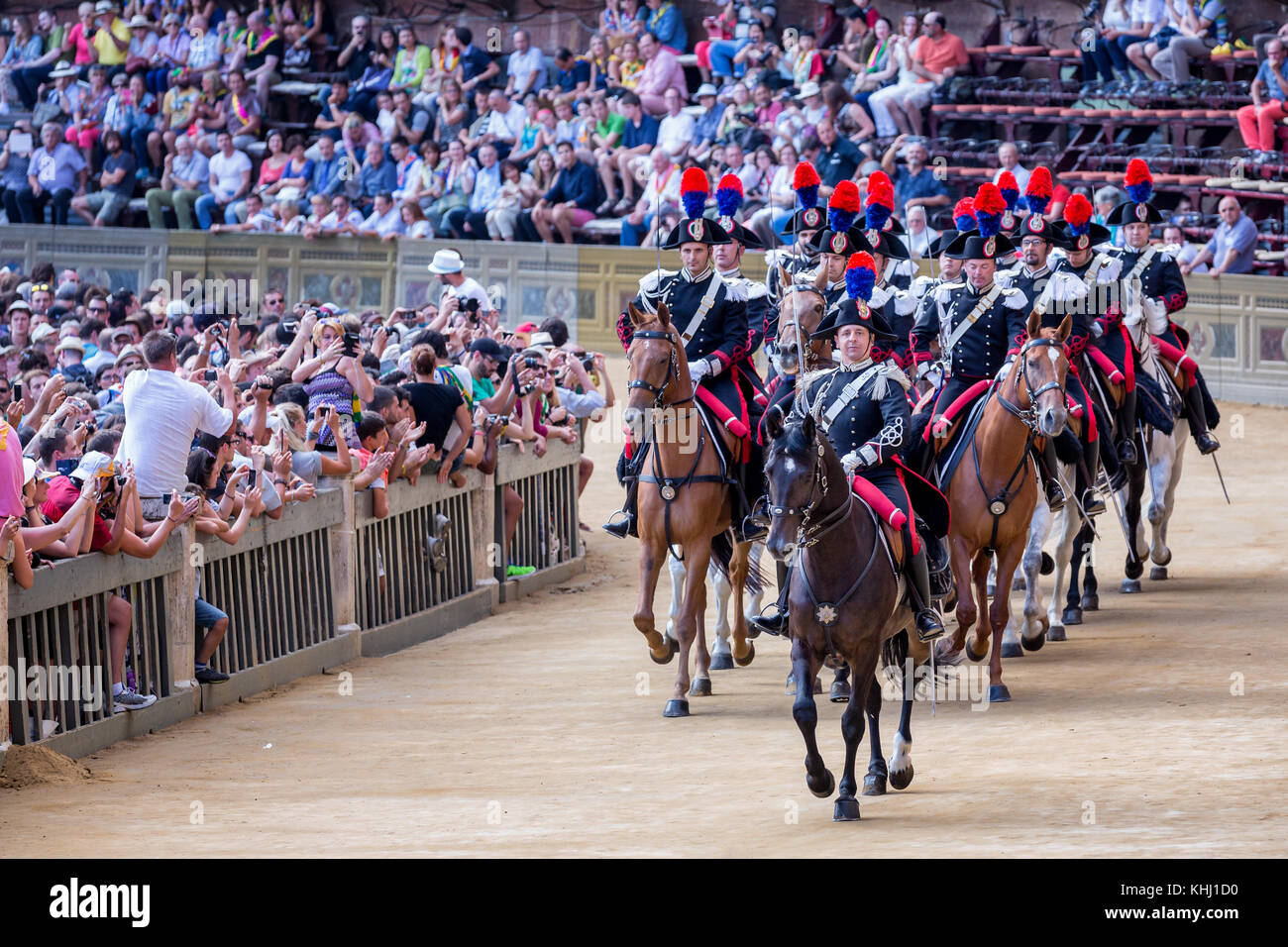 Kavallerie-Parade durch die Carabinieri, Palio di Siena, historischer Festzug, Siena, Toskana, Italien Stockfoto