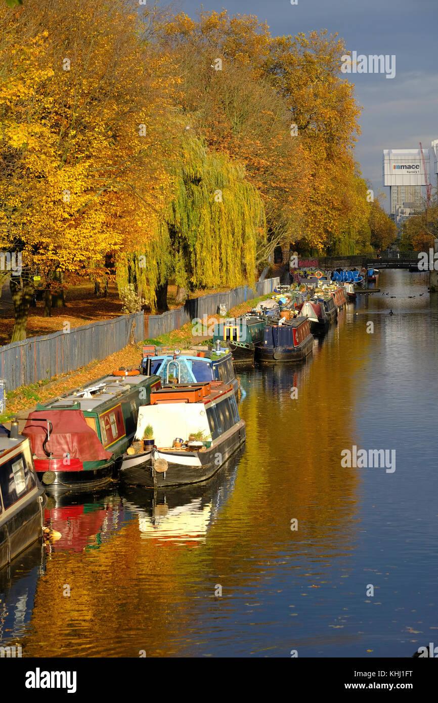 Herbst Farben von Victoria Park entlang Hertford Union Canal, Hackney, London, Vereinigtes Königreich Stockfoto