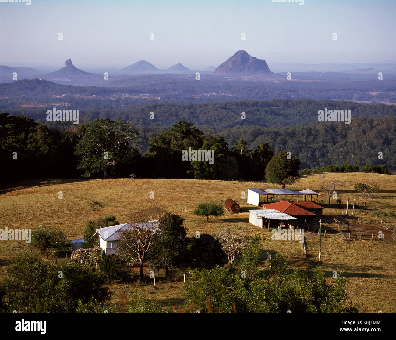 Glass House Mountains, Mounts Coonowrin, Beerwah, Tibrogargan und Ngungun, die Überreste eines Krater eines Vulkans, die 20 Millionen Jahre ausgebrochen Stockfoto