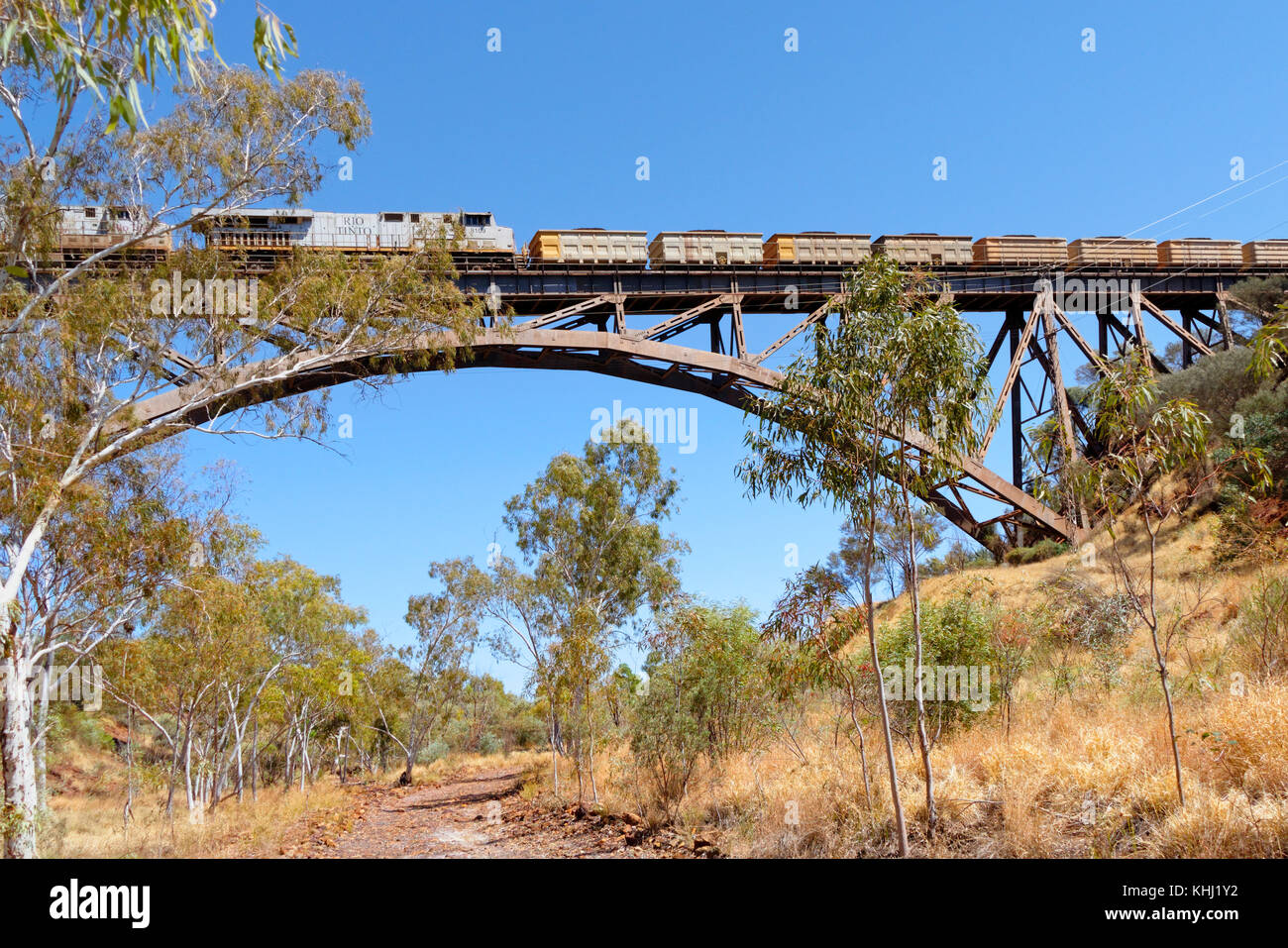 Eisenerz Bahnübergang über die größte private Single span Eisenbahnbrücke in der südlichen Hemisphäre, Pilbara in Westaustralien Stockfoto