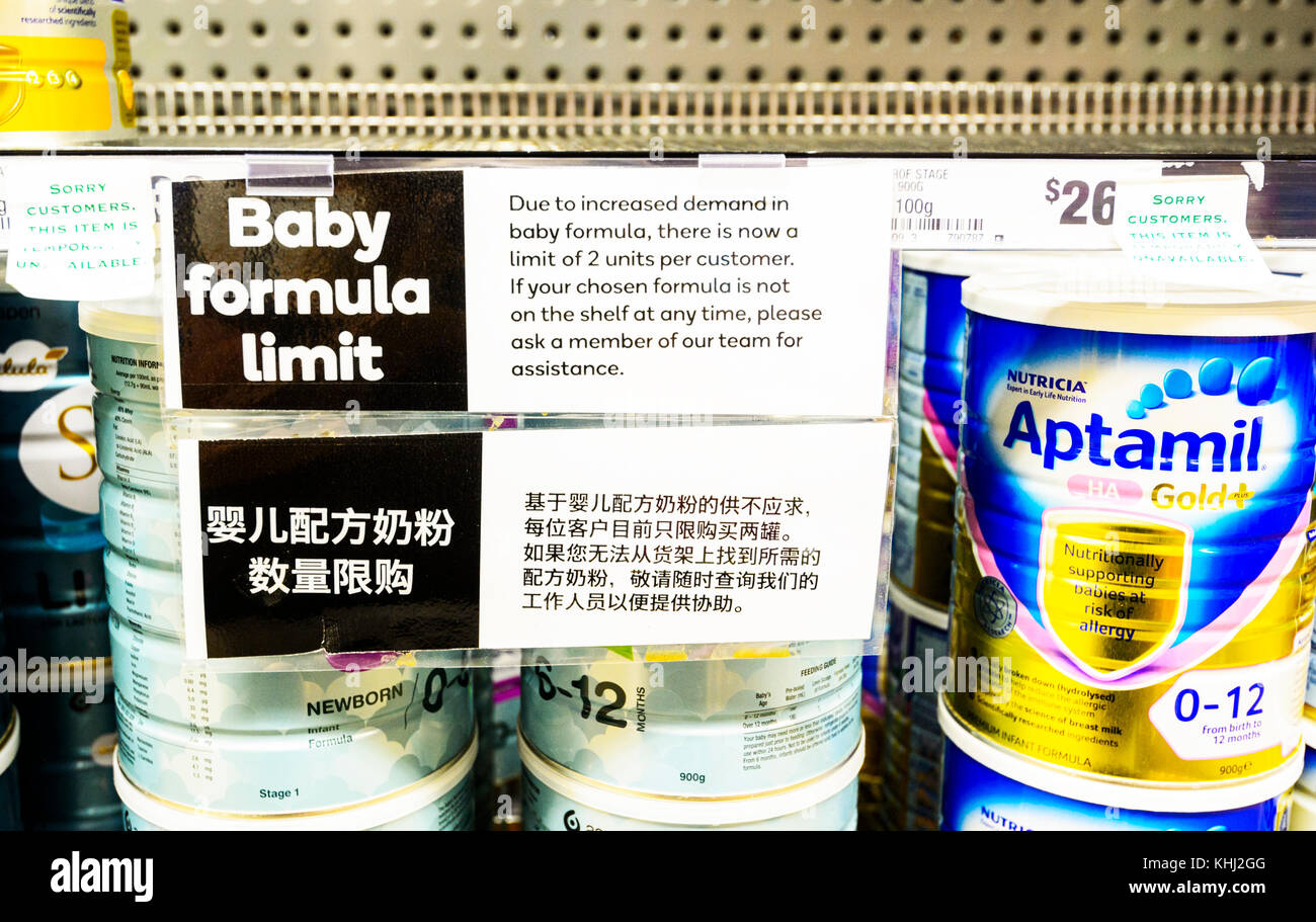 Teilweise leere Regale von Babynahrung mit einem Schild in der chinesischen Angabe dieses Limit, Queensland, Queensland, Australien Stockfoto