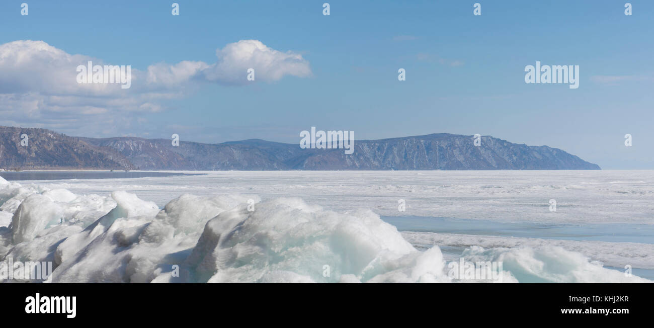 Transparent Blue Ice Hängematten auf dem See Baikal. Sibirien Winterlandschaft. schneebedeckte Eis des Sees. große Risse im Eis. soft Filter. Stockfoto