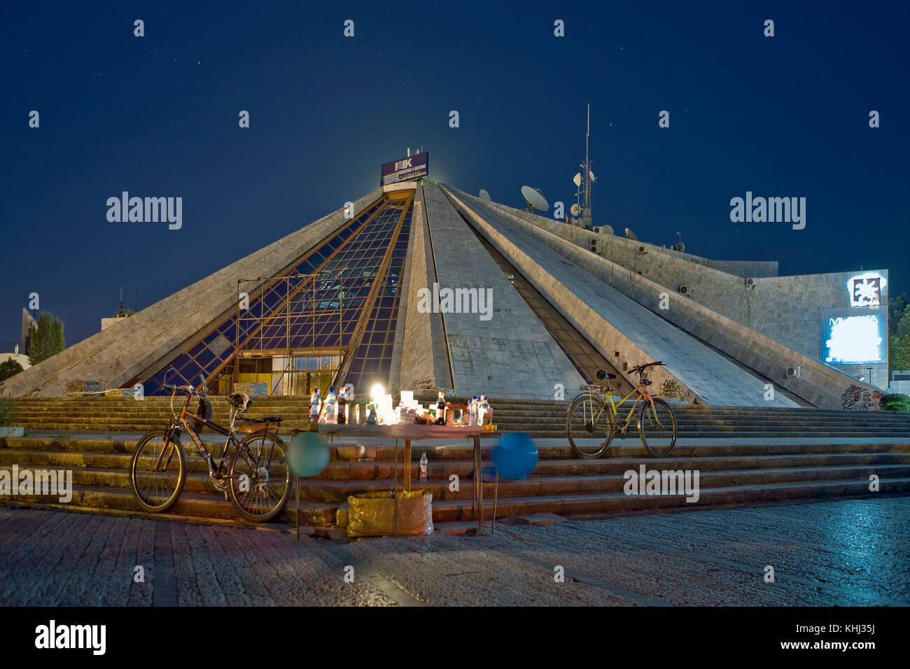 Die Pyramide in Tirana wurde als Museum für den albanischen Diktator Enver Hoxha gebaut. Stockfoto