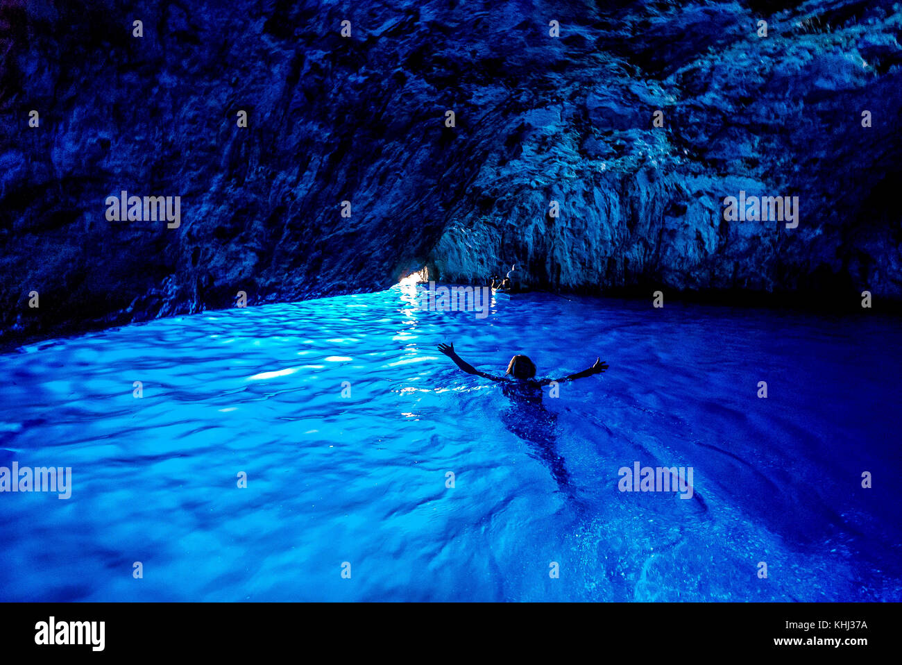 Eine Frau schwimmt in der berühmten Blauen Grotte auf der Insel Capri in Italien Stockfoto
